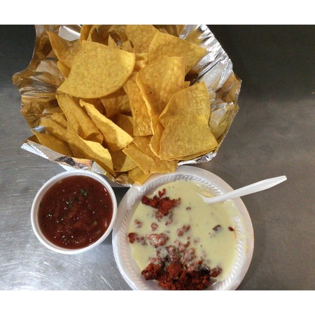 Chips, Salsa & Choriqueso